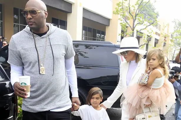 Lamar Odom se da la mano con Mason Disick mientras camina con Khloe Kardashian y Penélope Lamar Odom, Mason Disick, Khloe Kardashian y Disick Penélope