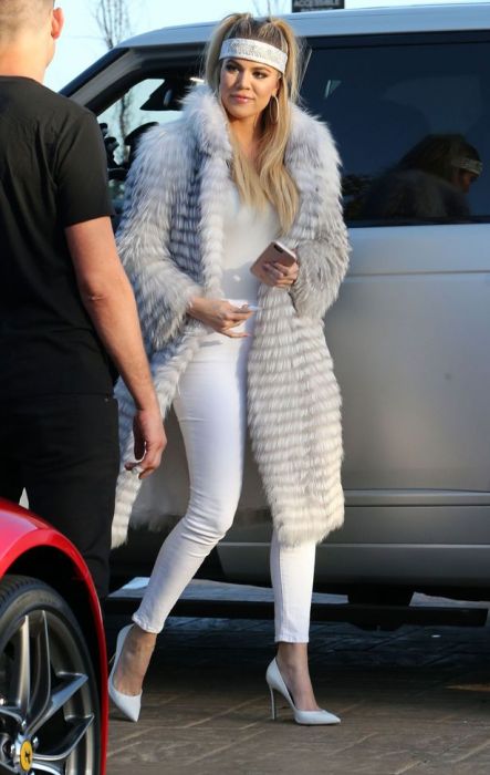Khloe Kardashian en la cena 33 cumpleaños de Scott Disick en Nobu en Malibu, California Khloe Kardashian en la cena 33 cumpleaños de Scott Disick en Nobu en Malibu, California