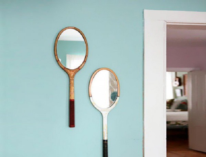 solución no estándar para crear un espejo de la sala de raquetas de tenis, una versión muy original.