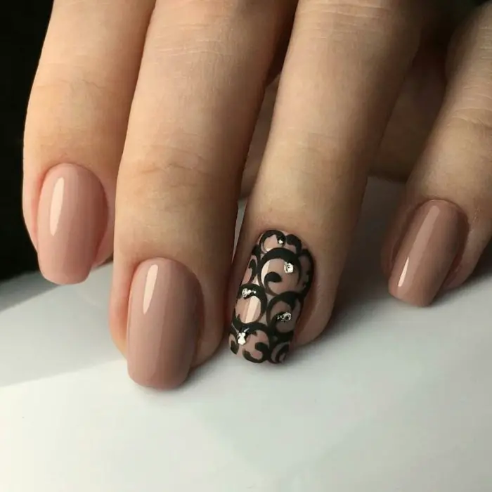 manicura Nyudovy con el patrón delicado y piedras manicura Nyudovy con el patrón delicado y piedras