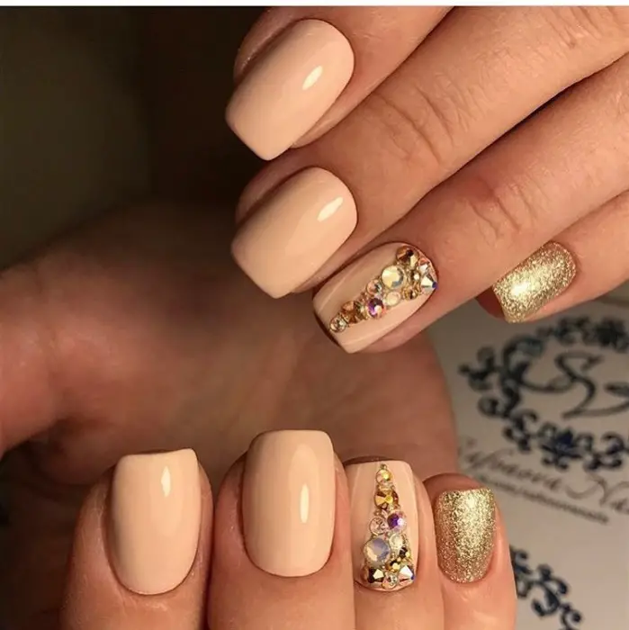 manicura Nyudovy con piedras en una uña manicura Nyudovy con piedras en una uña