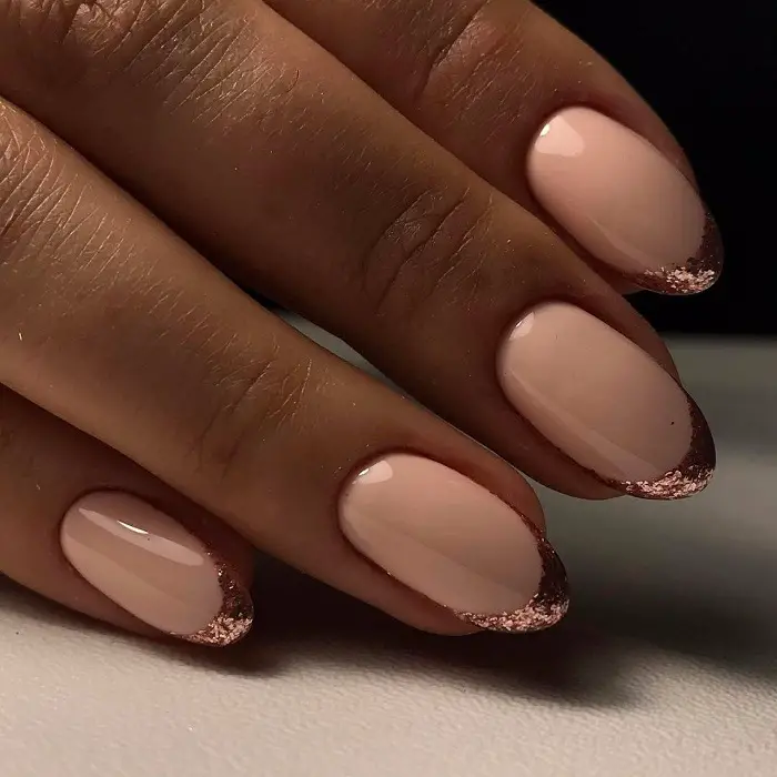 O una manicura francesa con lentejuelas O una manicura francesa con lentejuelas