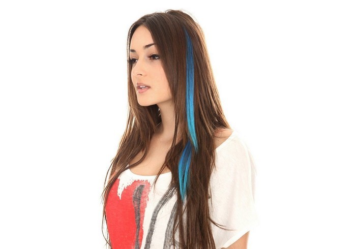 Antes de teñir todo el cabello, pruebe la nueva pintura en una pequeña hebra separada