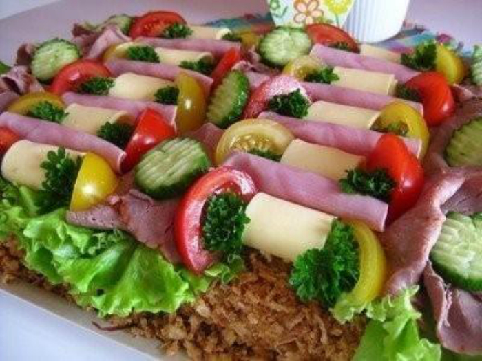 pastel de sandwich torta sencilla con jamón y queso.