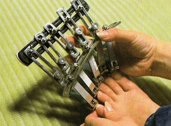 El dispositivo para cortar las uñas.