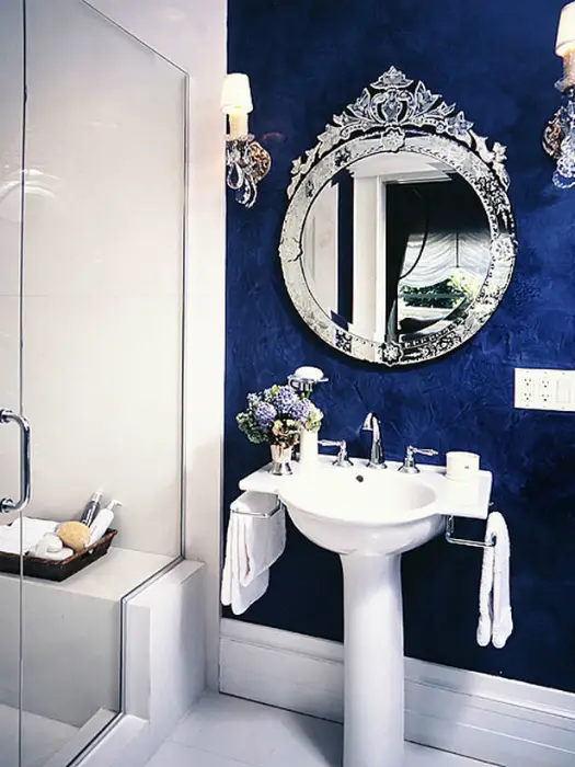 baños interiores blanco-azul.