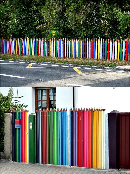 Cerca de lápices de colores.