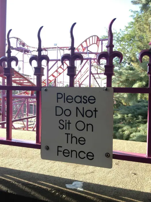"Por favor, no sentarse en la cerca."
