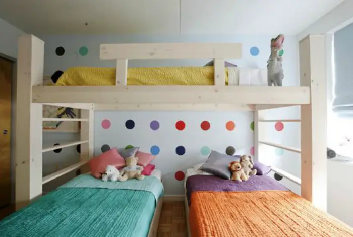 Un buen ejemplo de camas de alojamiento para tres niños.