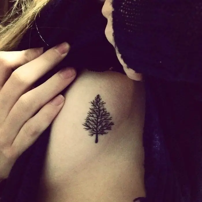tatuaje en miniatura con la imagen de un árbol de pino.
