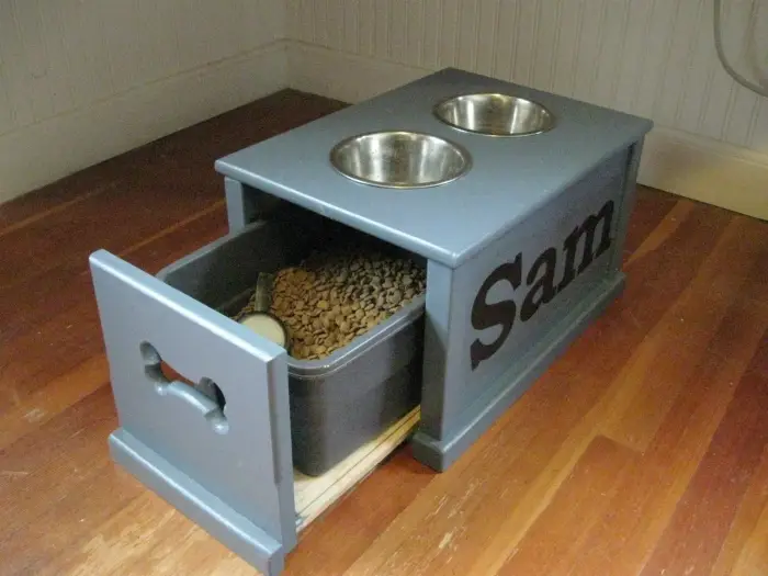 Alimentador para los perros con el almacenamiento de alimentos secos.