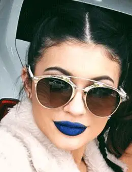 Blue lipstick - this girl is one of the 'it' girls of 2015 - very popular among the youngsters, whose style they like to copy - Kylie Jenner from the Kardashian family: 