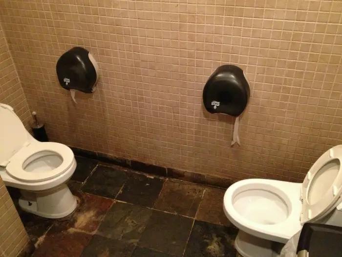WC para dos.
