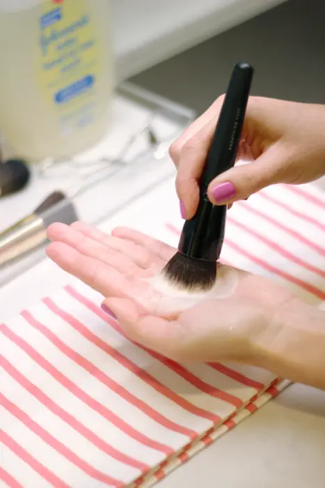 Cómo limpiar tus brochas de maquillaje