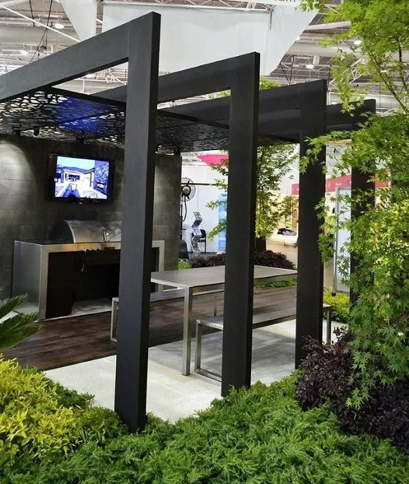 muebles de jardín de metal minimalista, con líneas limpias y rodeado de vegetación.
