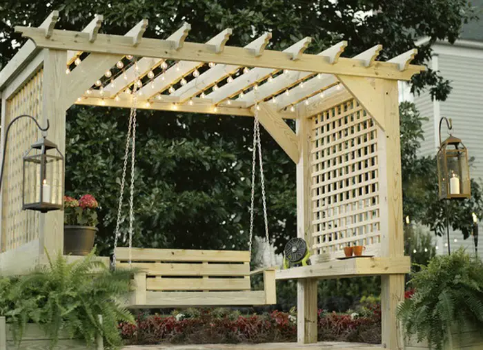 estructura de pérgola de madera con columpios y barras que protegen de miradas indiscretas.