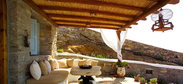 Hermoso mobiliario de jardín mediterráneo, lo que crea una sombra con gran zona de estar.