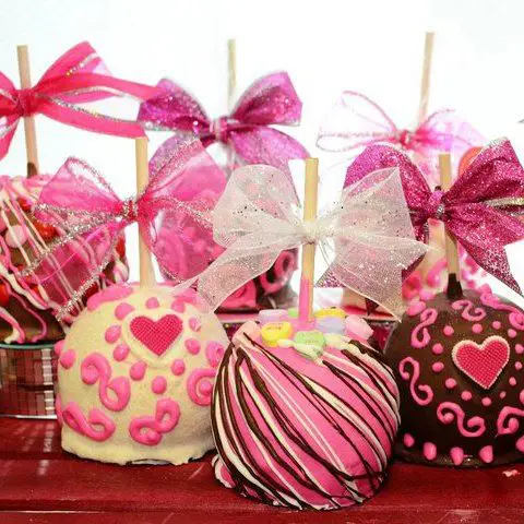 Valentine Gourmet Chocolate Caramel Apples by BigBearChocolates: 