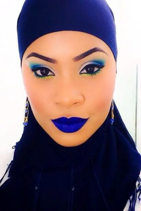 Blue lips on point: 
