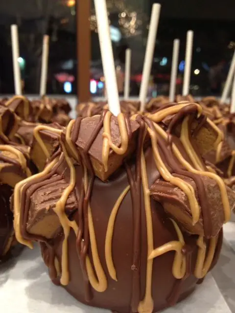 The Gourmet Apple for May at the Disneyland Resort is a Chocolate & Peanut Butter Cup Dream #disneyland #disneyfood: 