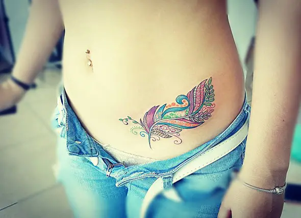 colorfull pequeños tatuajes de plumas en la cadera