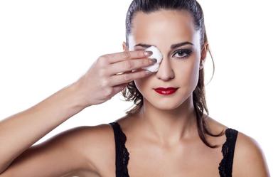 7 errores que cometen las mujeres al retirar el maquillaje