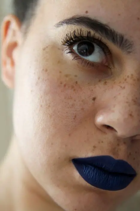 navy blue lipstick and freckles <3: 