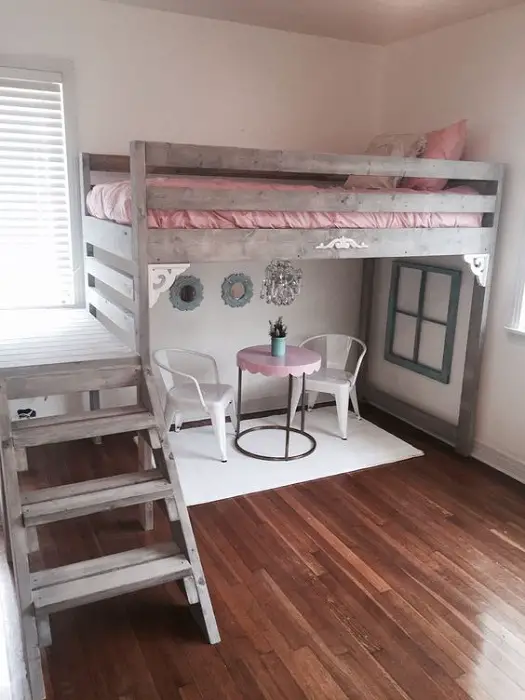 dormitorio suave y cómodo de los niños del diseño con tonos rosa.