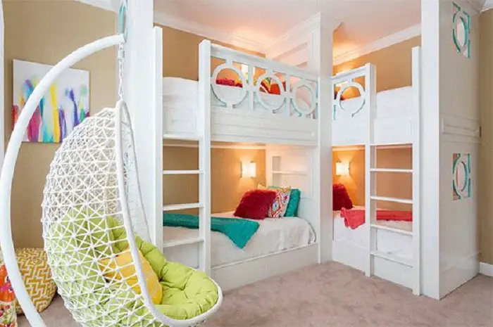 Diseño elegante en colores brillantes, la habitación de los niños al descanso y el sueño.