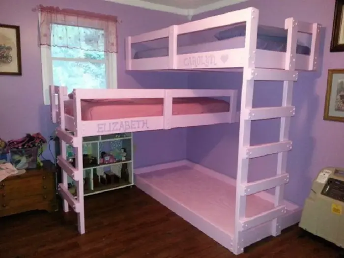 Una opción fabulosa para el diseño de las niñas dormitorio en tonos rosados suaves que se ve muy suavemente.