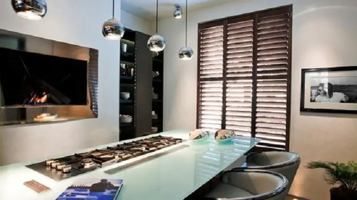 El interior original de la cocina creada gracias a la excelente diseño en un diseño mostrador de vidrio que al igual que ella.