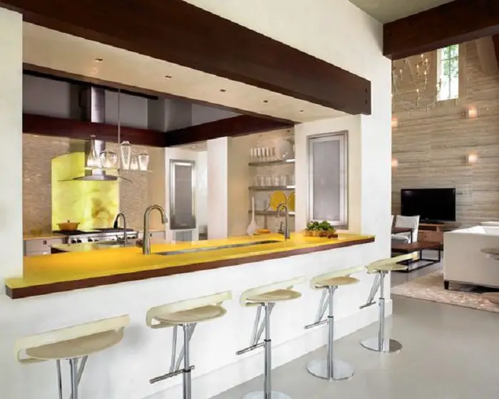 encimera empinada en un color amarillo brillante, se convierten en una gran parte de la decoración, lo que creará una atmósfera vibrante en la cocina.