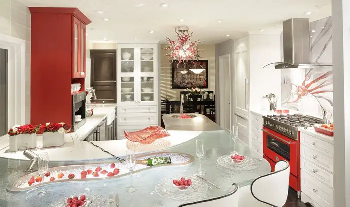 Un interior de la cocina excelente, que está decorado en rojo y blanco, a continuación, que creará una situación óptima.