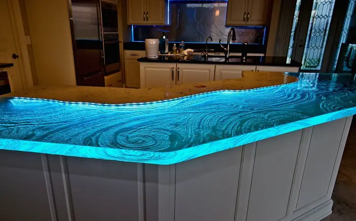 Una excelente interior de la cocina con un contador azul brillante interesante encabeza con iluminación inusual, lo que creará un diseño increíble de la cocina.