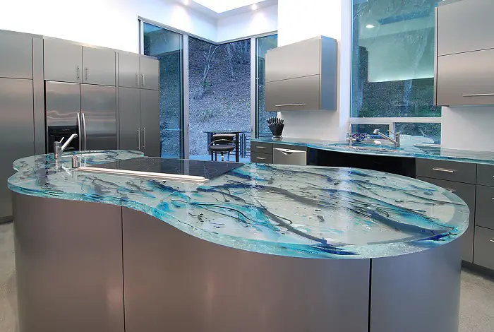 Gran fondo marino en un plan mostrador de vidrio, que es simple y encajan perfectamente en cualquier interior de la cocina.