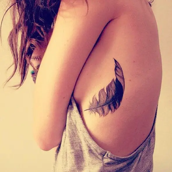 pequeñas plumas de la costilla del tatuaje