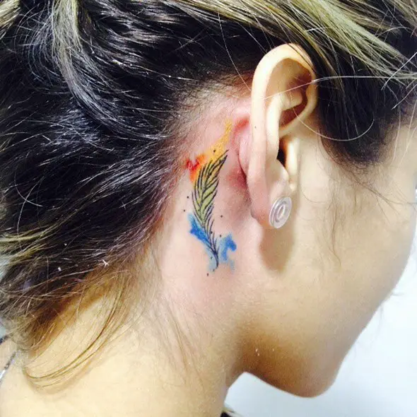 pequeño tatuaje pluma detrás de la oreja