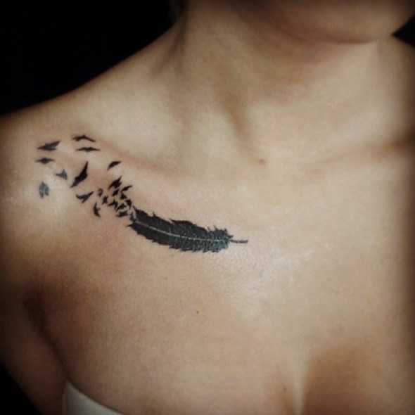 pequeño tatuaje de la pluma con el pájaro en la clavícula