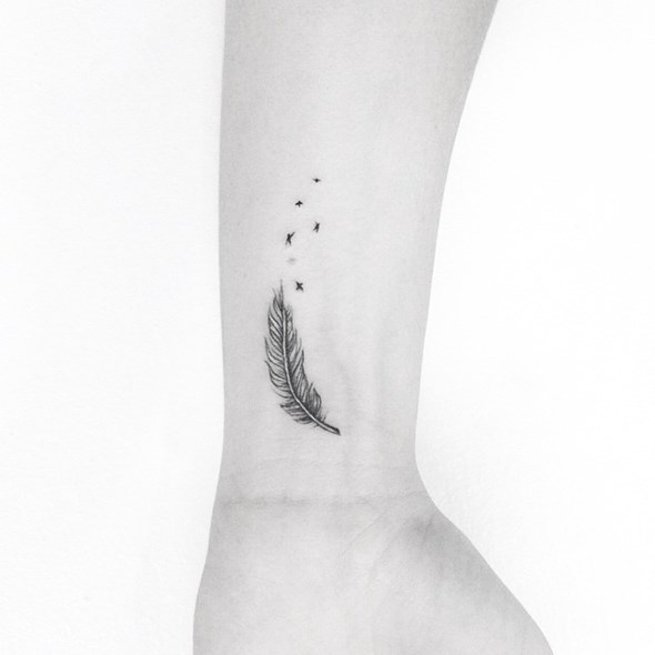 pequeño tatuajes de plumas de aves