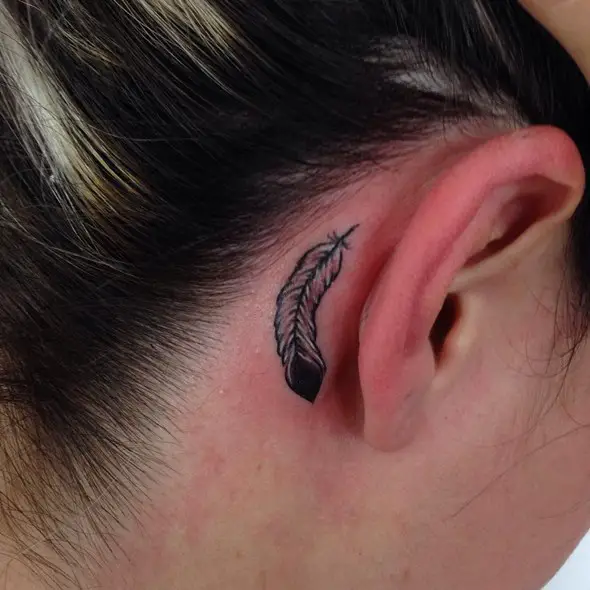 tatuajes pequeña pluma detrás de la oreja para las niñas