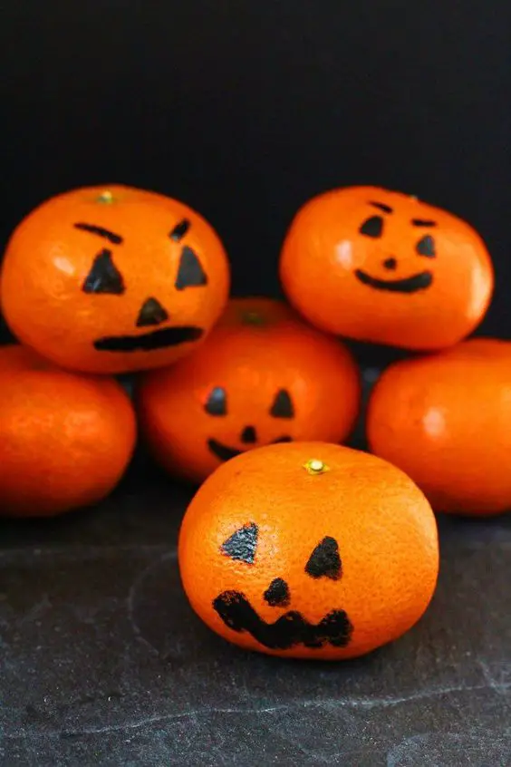 These Clementine Pumpkins are a fun and healthy Halloween snacks for kids! | My Fussy Eater blog: 