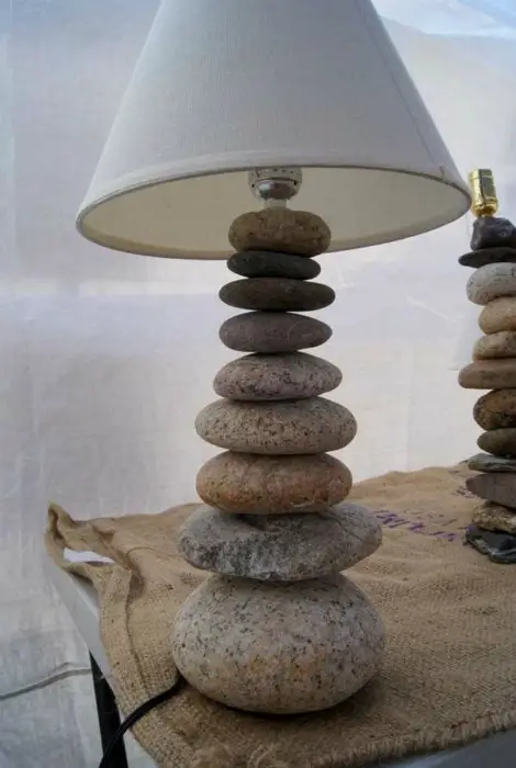 Lámpara de mesa con una base de piedra.