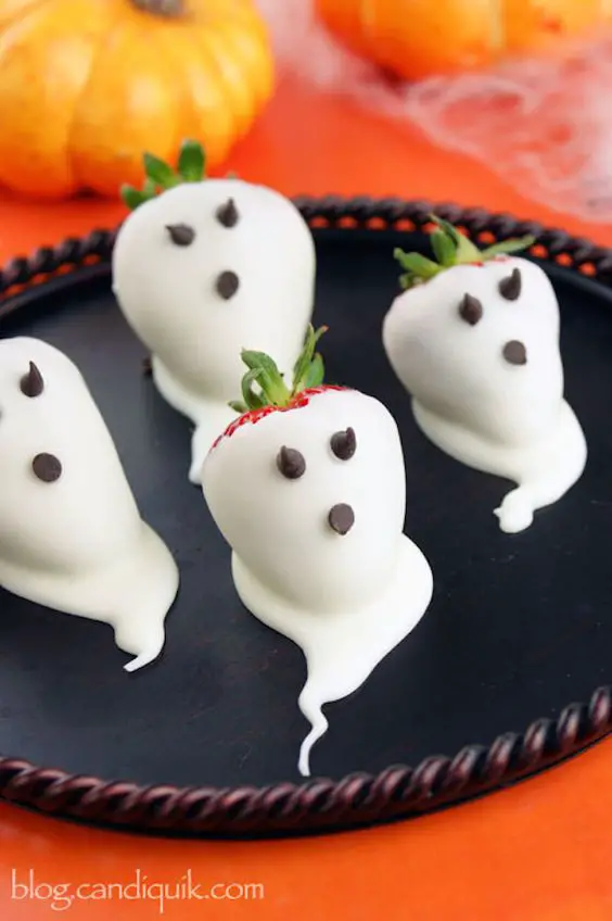 Totally want to make these chocolate strawberry ghosts - great healthy halloween snack: 