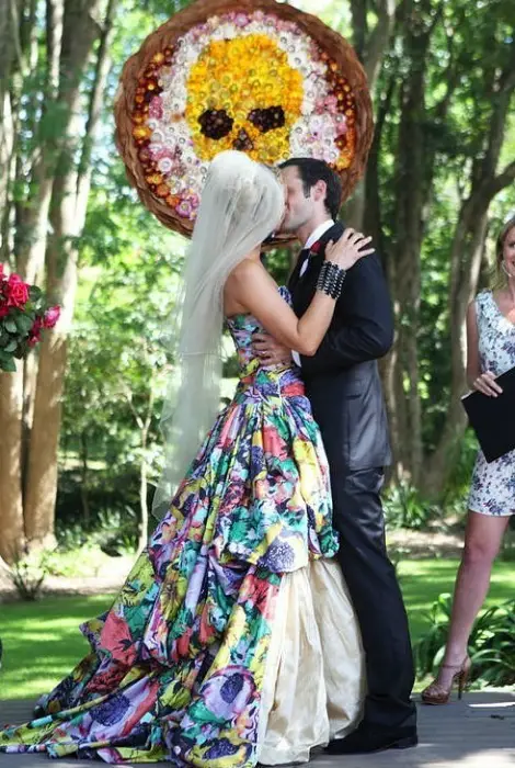vestido de novia de color.