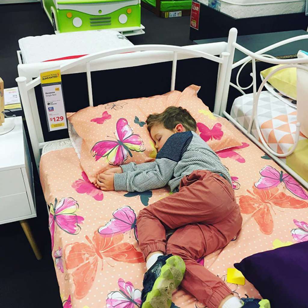 Fotos que demuestran que los niños pueden quedarse dormidos en