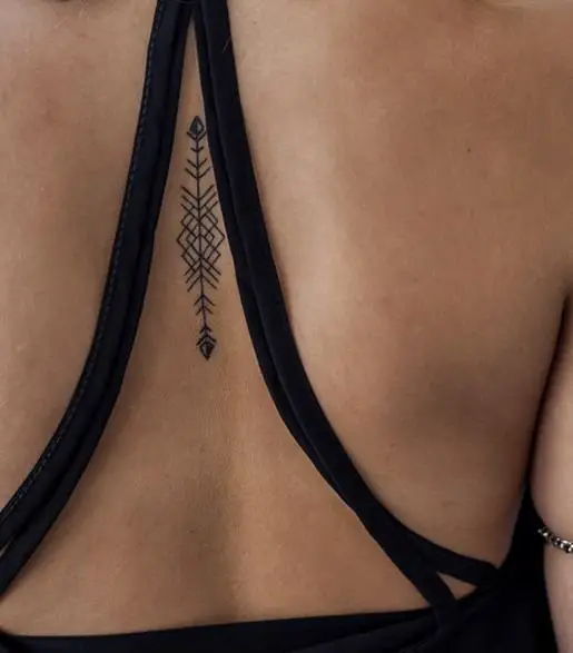 flecha doble tatuaje en la espalda