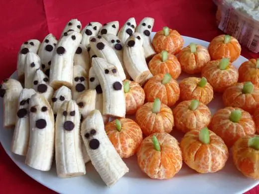 A healthy Halloween snack that couldn't be easier (or more adorable). All you need is bananas chocolate chips, clementines and celery! ☺️: 
