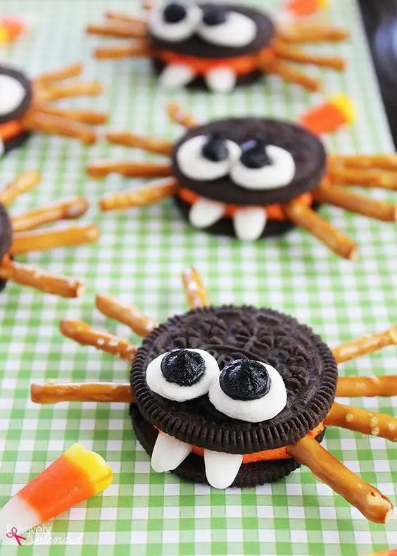 Adorable Oreo cookie spiders are a perfect Halloween food craft treat idea to make with kids! #hugthemess: 