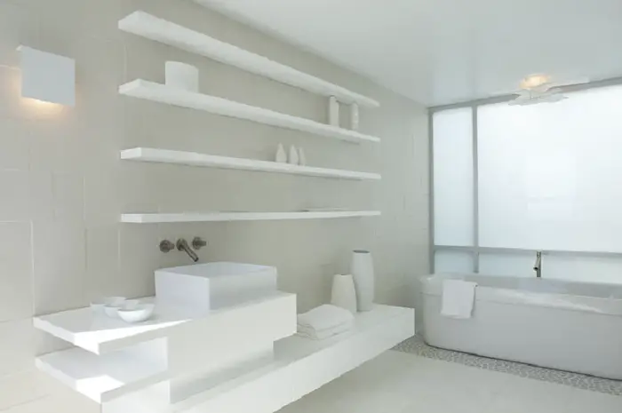 El baño está decorado en tonos blancos que serían una buena opción simplemente la decoración de una habitación.