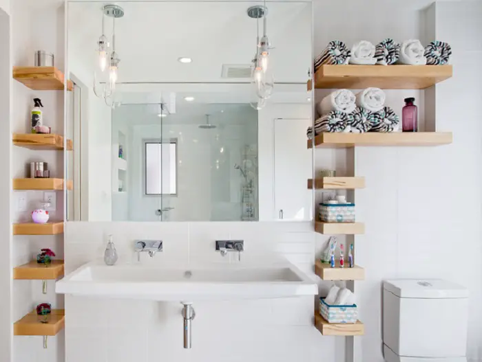 El diseño exitoso de un cuarto de baño con una variedad de estantes, que es óptima ajuste en el interior.